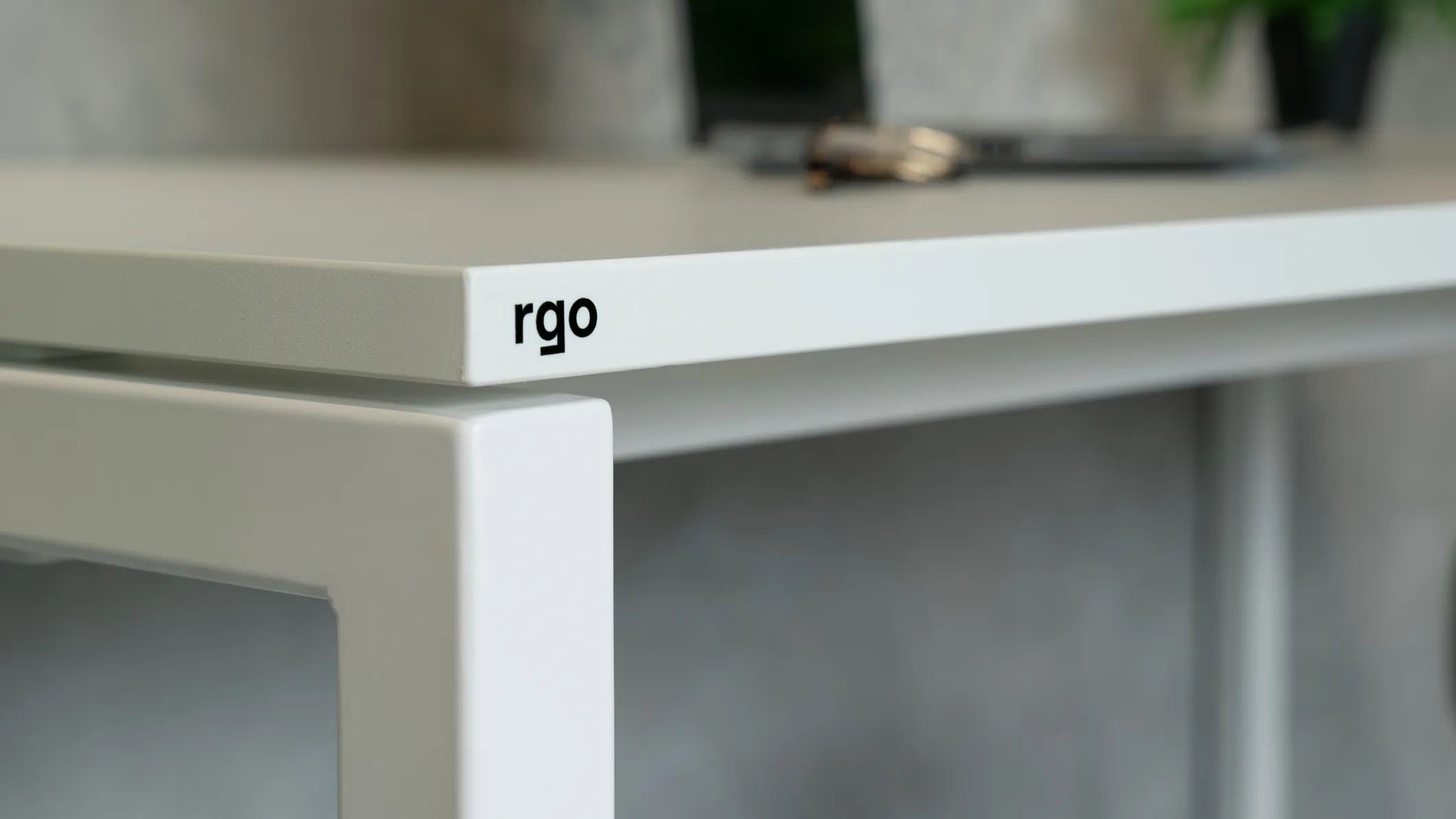 Coin de bureau avec le nom de la marque RGO