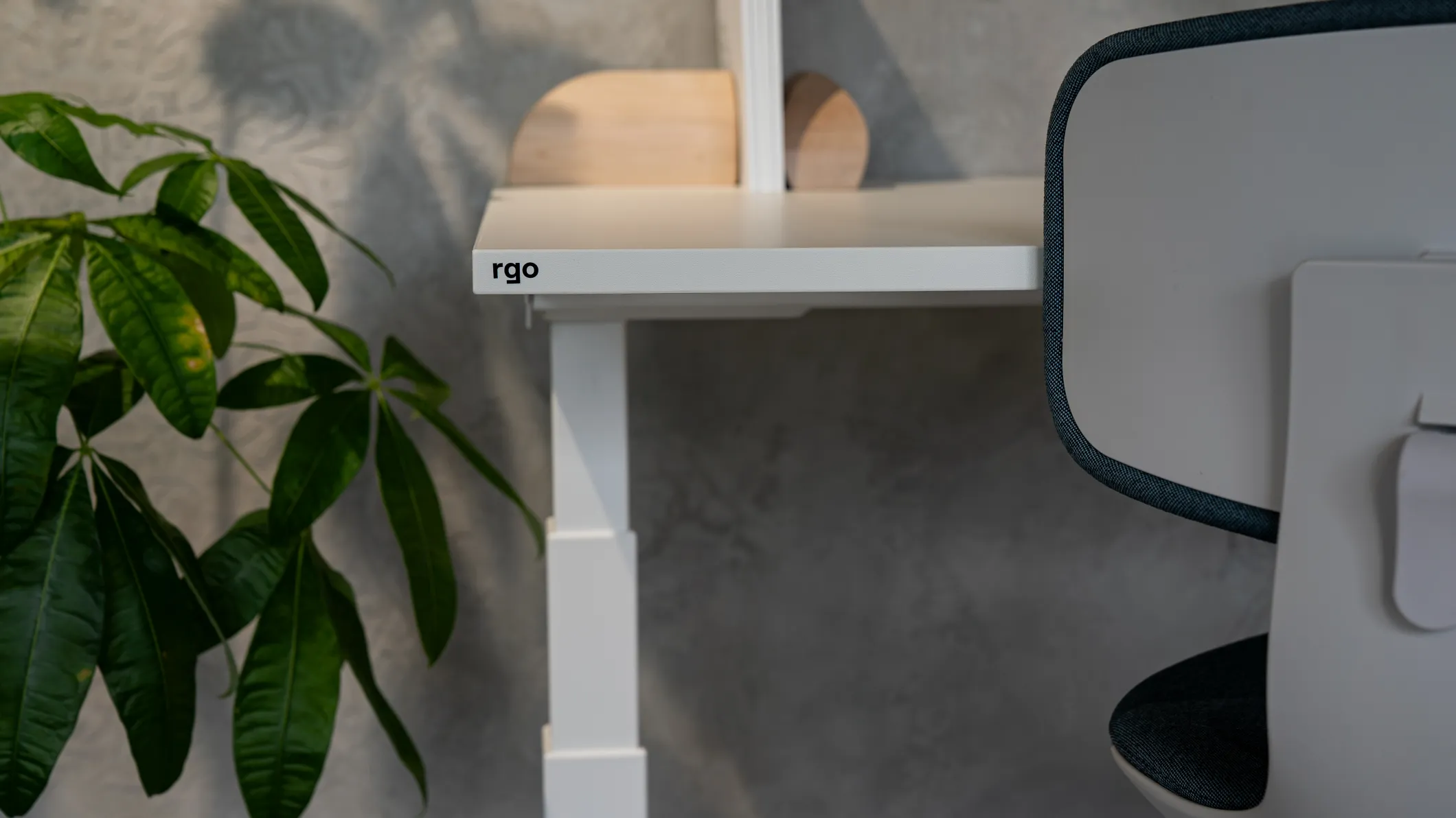 Un coin de table de bureau blanc avec les lettres RGO