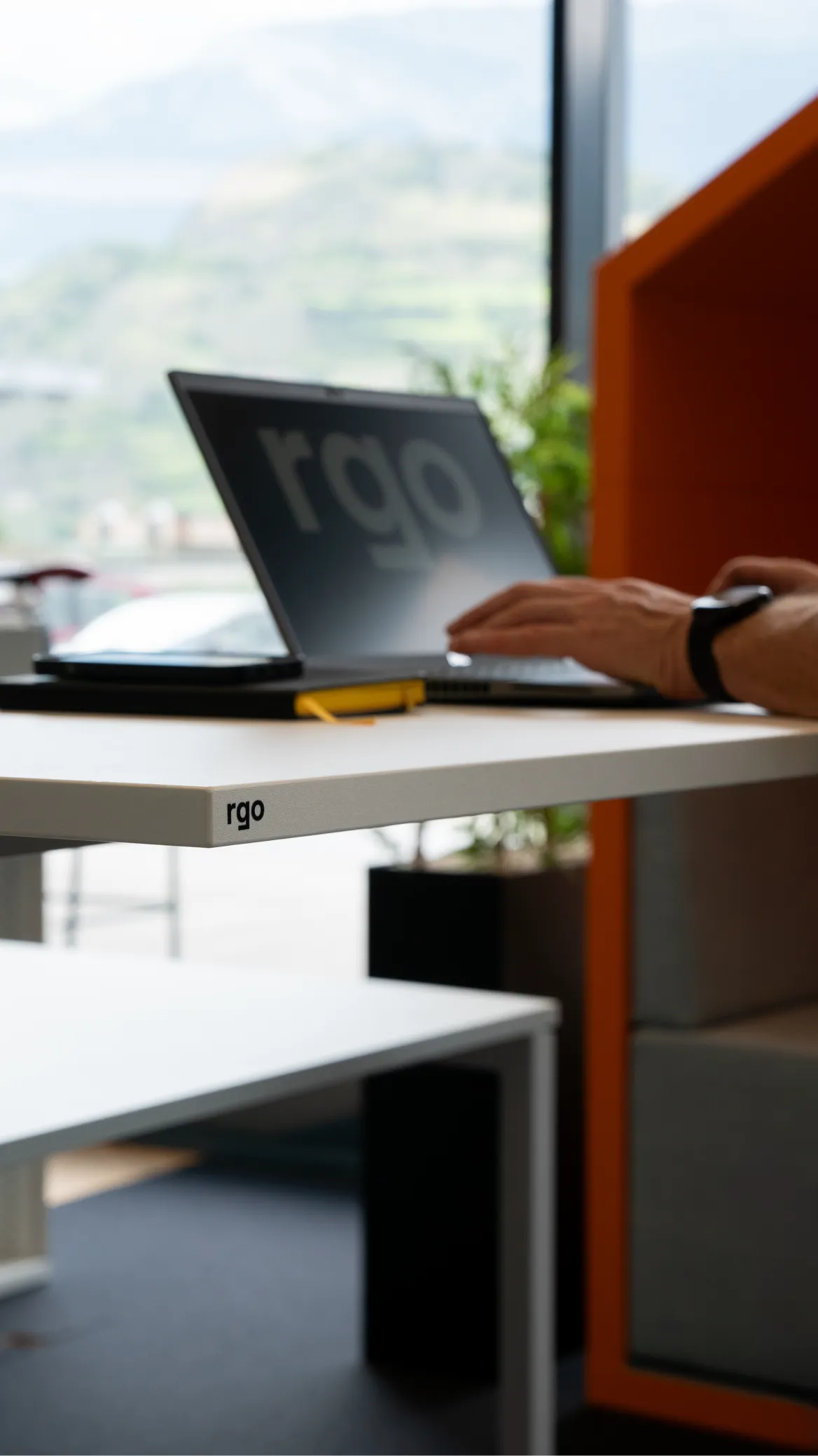Une personne travaillant debout sur un laptop