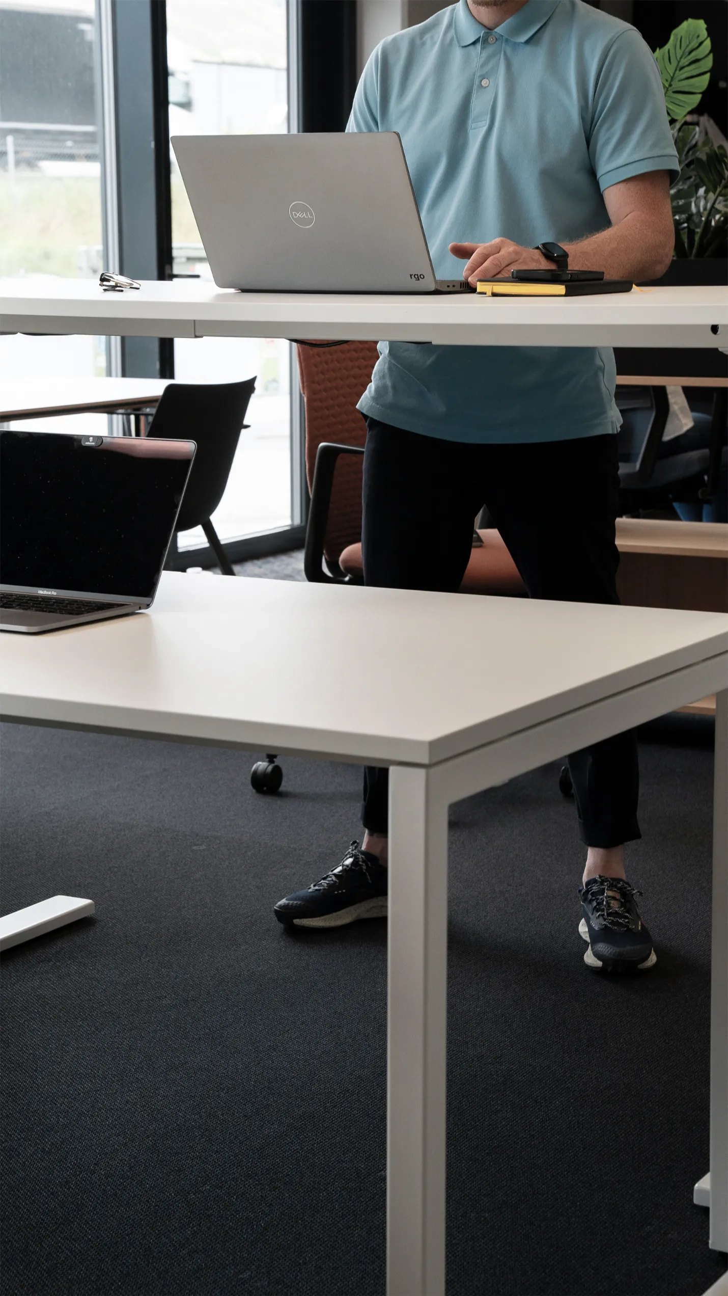 Un homme debout travaillant à son bureau
