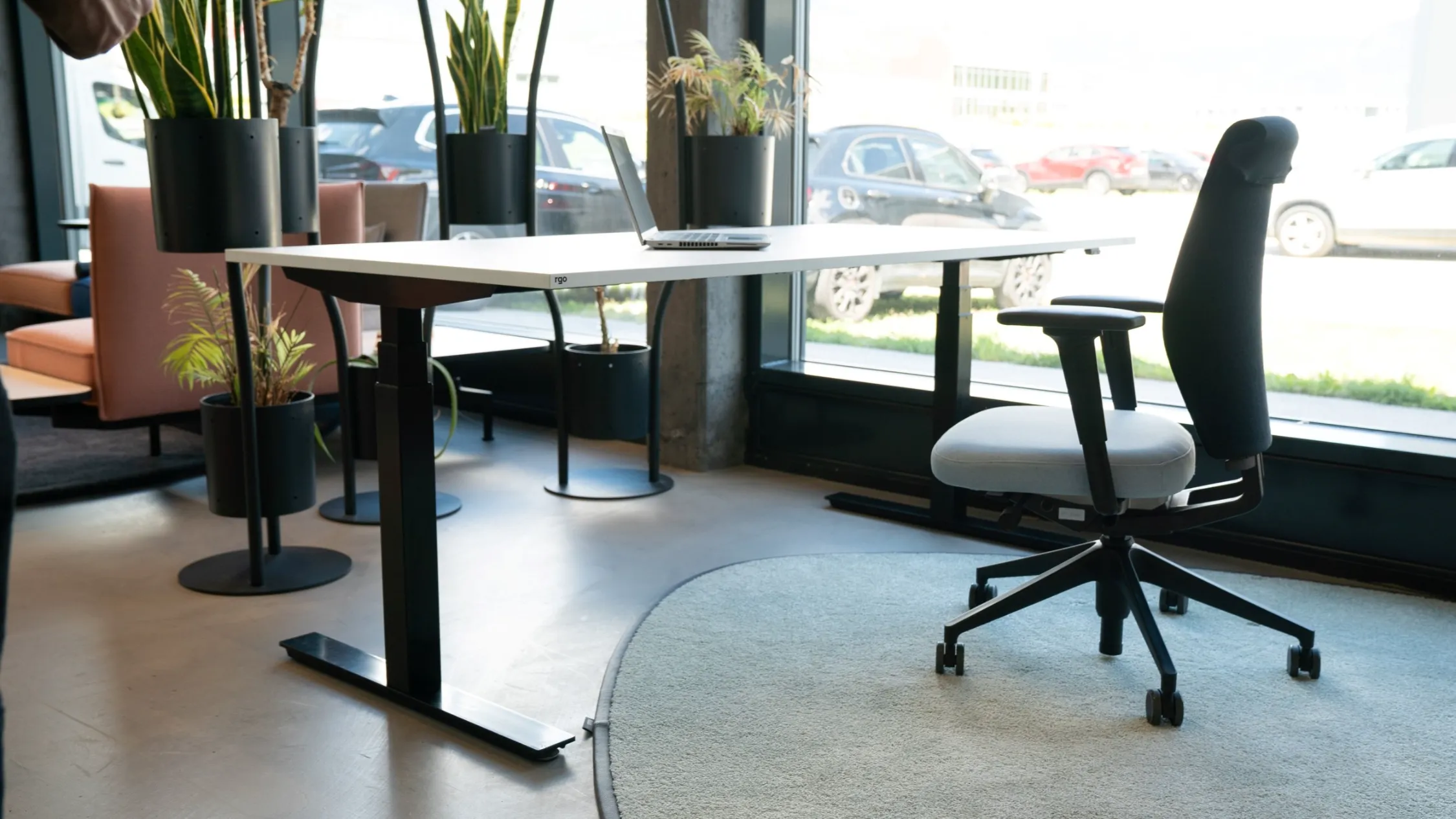 Un bureau ajustable avec sa chaise assortie